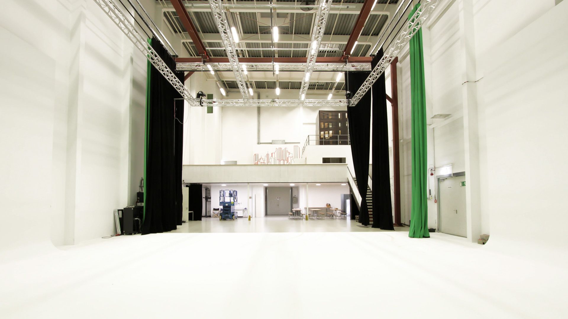 TMT Studio 2 mit 450m² und großer Hohlkehle in München